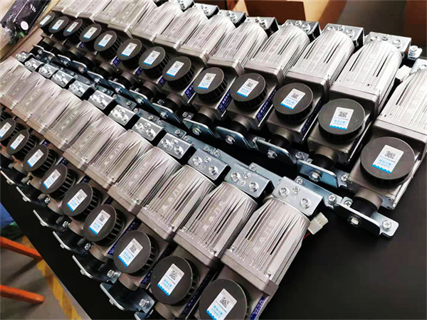 玻璃感应门众多优点，玻璃地弹簧推拉门改善你的生活环境