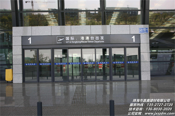 玻璃感应门众多优点，玻璃地弹簧推拉门改善你的生活环境